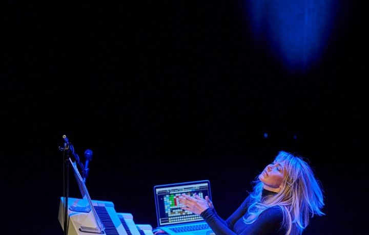 I když je v kostelích zima, je bosa. 