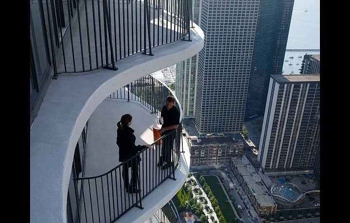 Life in the skyscraper Aqua