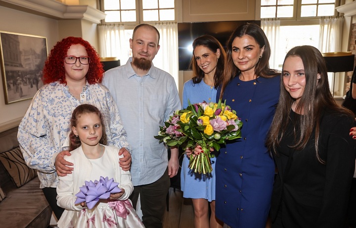 The entire team of the Our Lungs foundation led by Elena Jakubovič at the ceremonial handover of a breathing vest for Anička