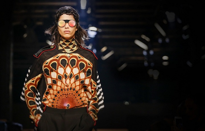 Givenchy glasses with VR