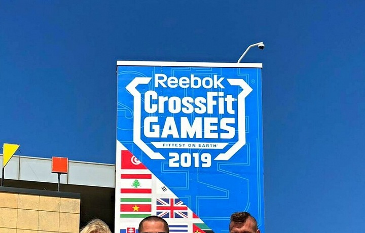 Doprovázel ji přítel. (vpravo)