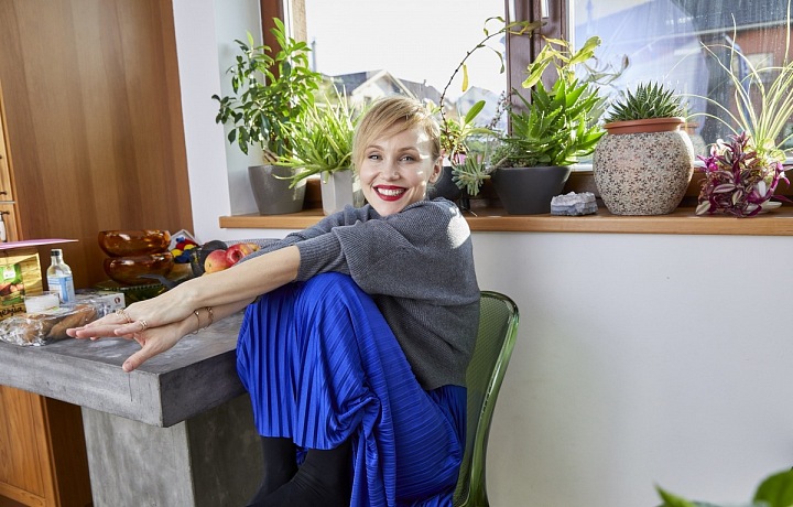 Vlastina si užívá bydlení v domě mimo Prahu. 