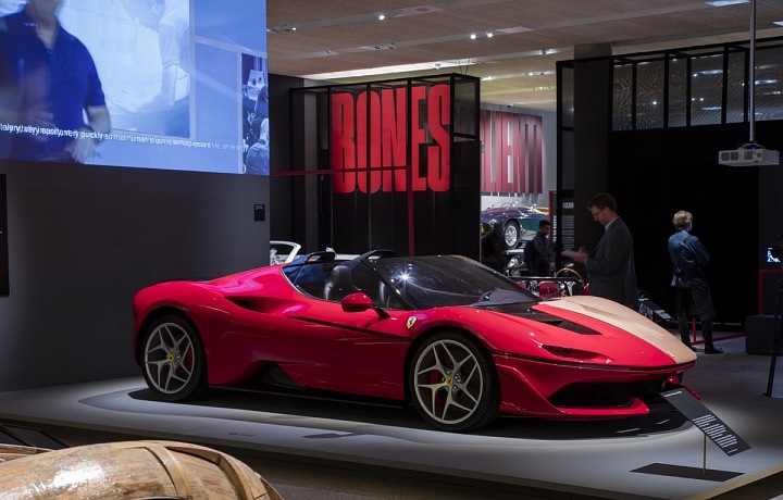 "Under your skin", exhibition in London