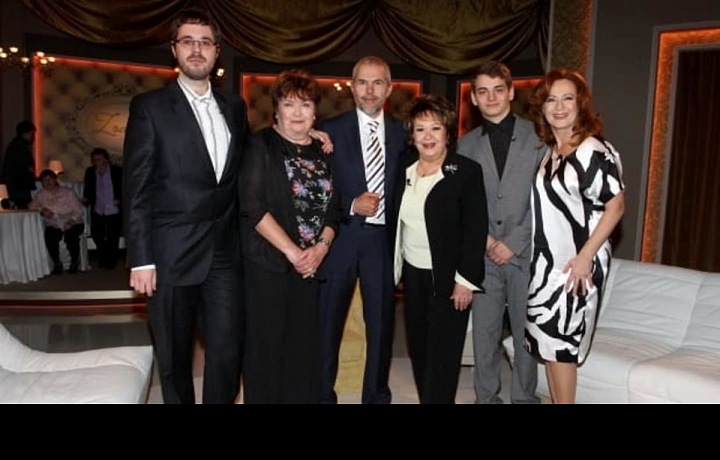 Simona Stašová with family
