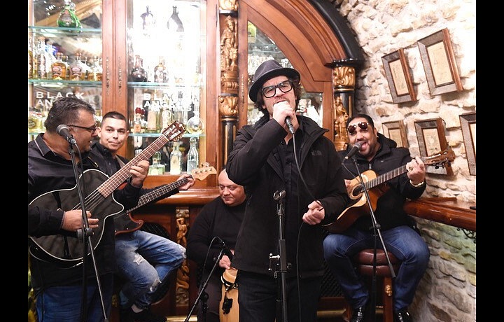 Nebo se chopí mikrofonu a baví publikum. 