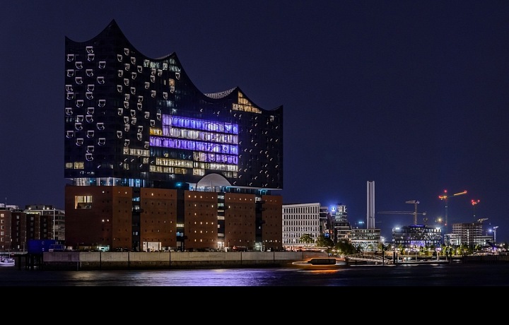Elbphilharmonie at night