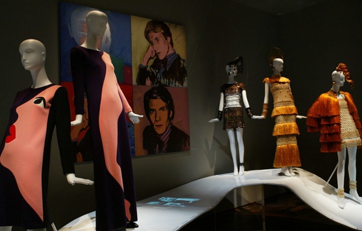 Vystavené modely z tvorby Yves Saint Laurent v muzeu Yves Saint Laurent v Paříži.