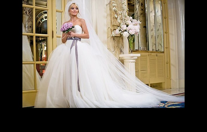 Kate Hudson in the dress by Vera Wang.