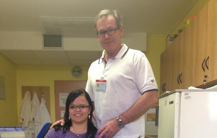 Pacienti mají doktora v oblibě, protože jeho ruce jim pomáhají. 