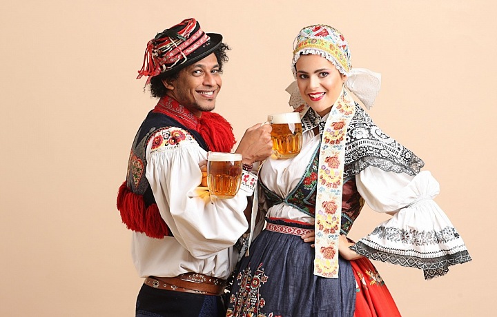 Ornella Koktová, Alex Damazio