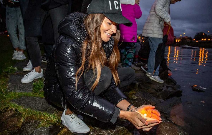 Nikol Švantnerová si koupila několik lodiček. 