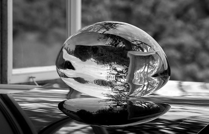 Václav Cigler, Valoun, počátek 60. let, broušené sklo, průměr 27 cm