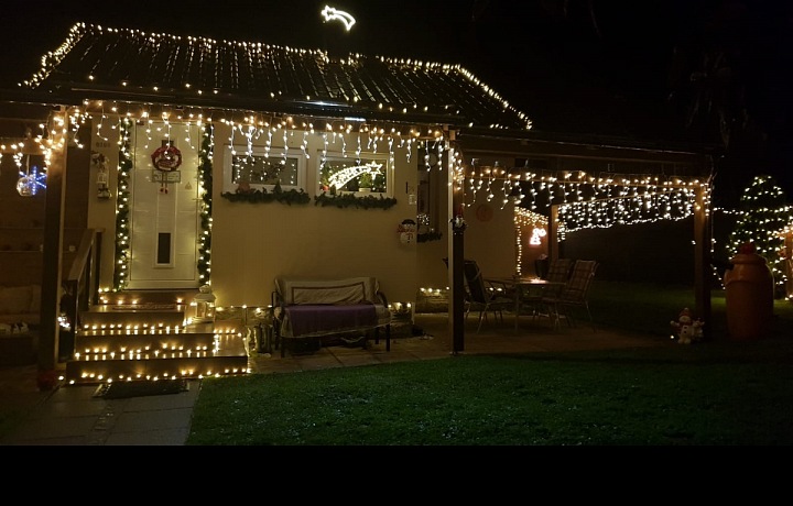 Dům svítí od šesti do desíti večer. 