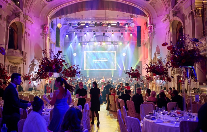 Můžeme se těšit na luxusní róby i unikátní designérské kousky