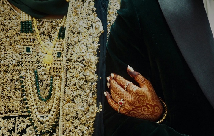 Svatba s hennou v Dubaji (často označovaná jako Henna Night, Mehndi nebo arabsky Laylat al-Henna) je jedním z nejpůvabnějších a nejživějších předsvatebních rituálů