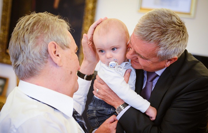Vratislav Mynář ukazuje syna prezidentovi Miloši Zemanovi.