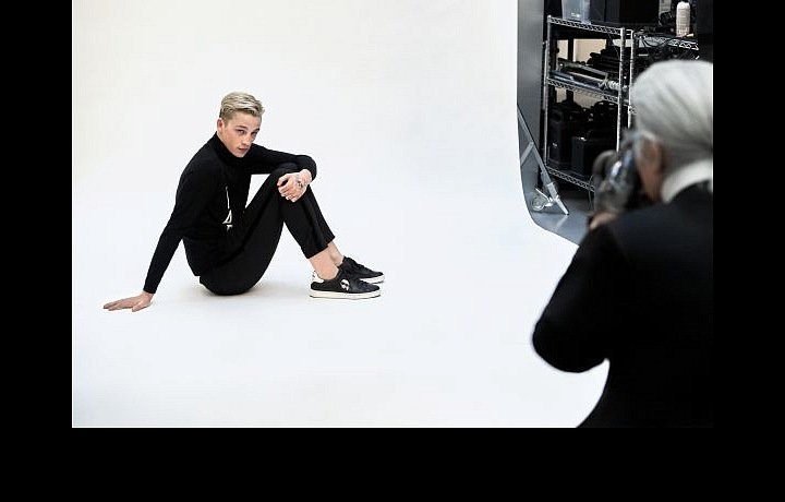 Karl Lagerfeld as a photographer of his own campaign FW 2017 