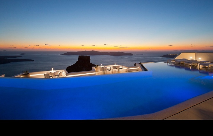 Romantický bazén hotelu Grace Santorini 