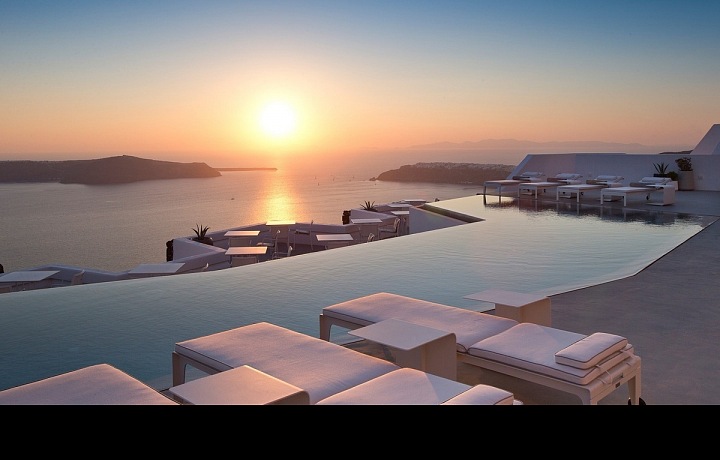 Romantický bazén hotelu Grace Santorini 