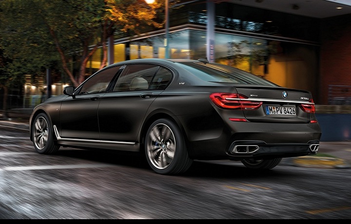 BMW M760Li (2016)