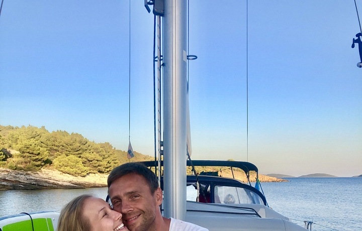 S Petrou tráví hodně času na lodi. 