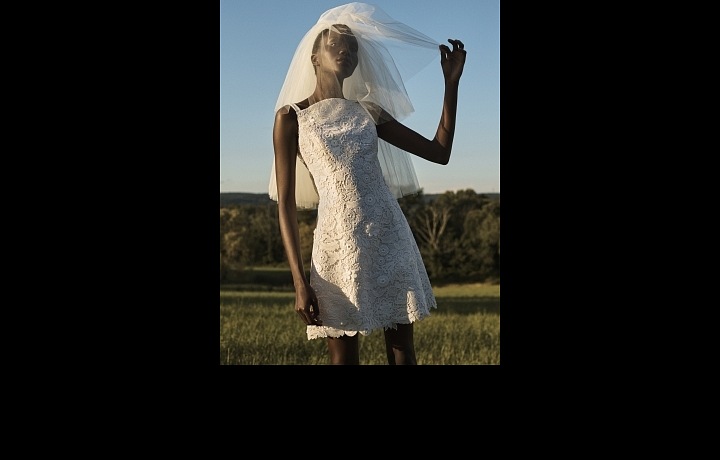 Žena v bílých šatech