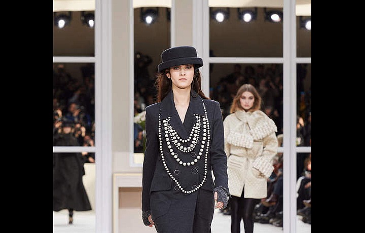 Strings of pearls on a black background: the Chanel signature