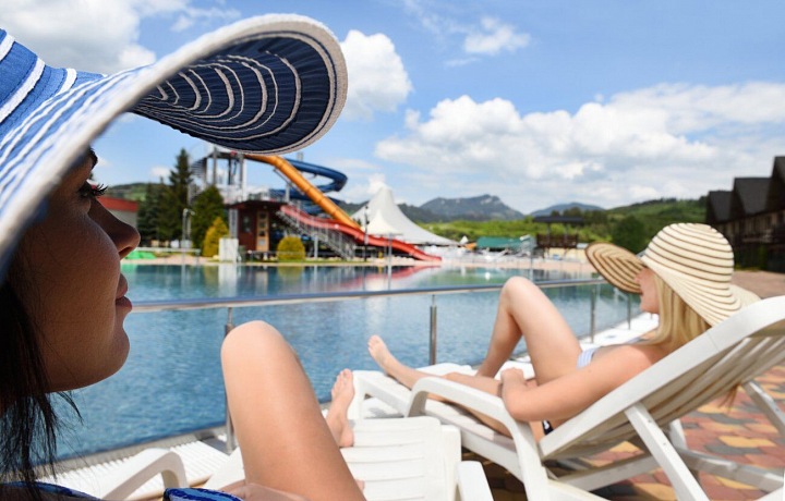 Relax u jednoho z mnoha bazénů. 