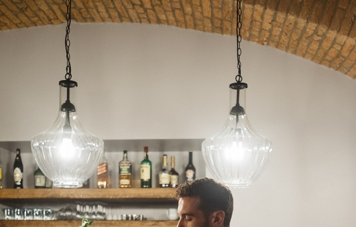 A bride with a luxurious bouquet