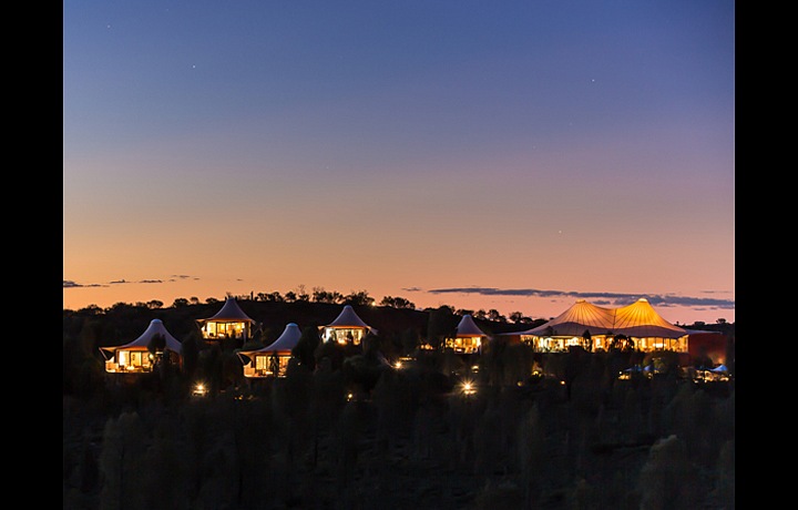 Luxury camp site with Uluru 