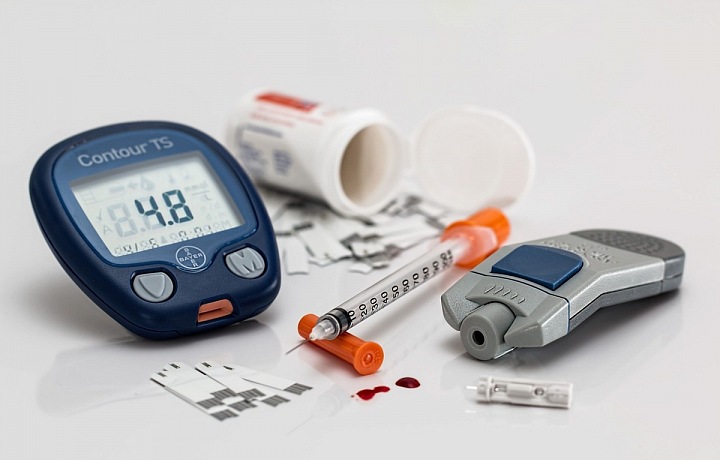 Diabetici potřebovali až dosud k životu mnoho přístrojů na měření cukru a inzulinu. 