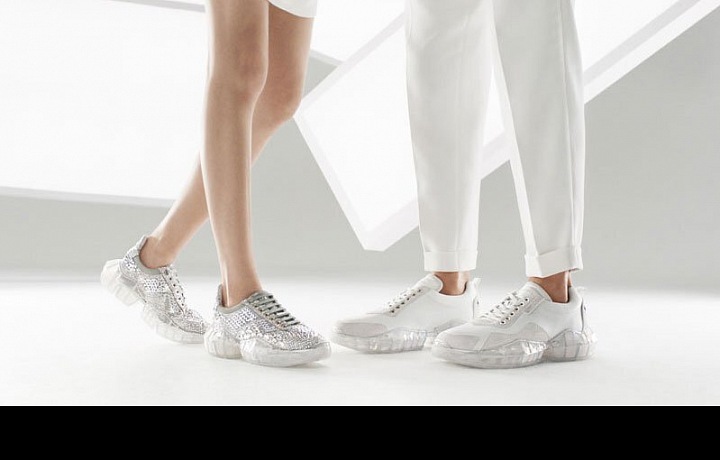 Luxurious piece with crystals