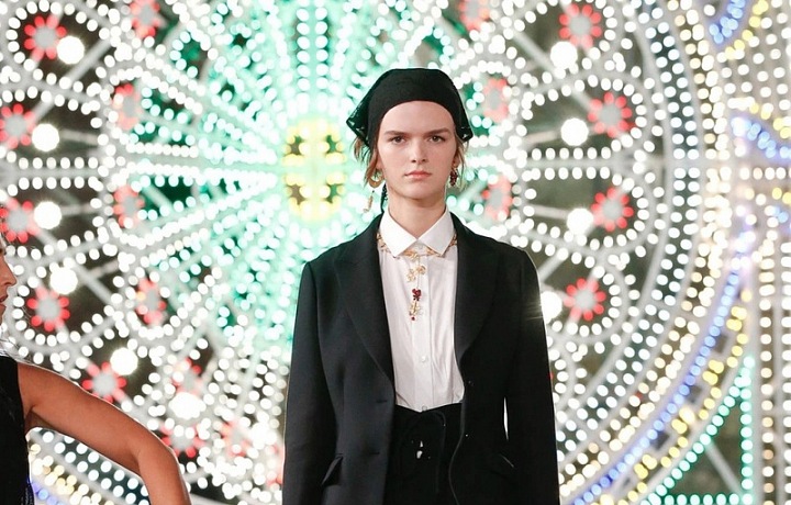 Žena v černém kostýmku Dior