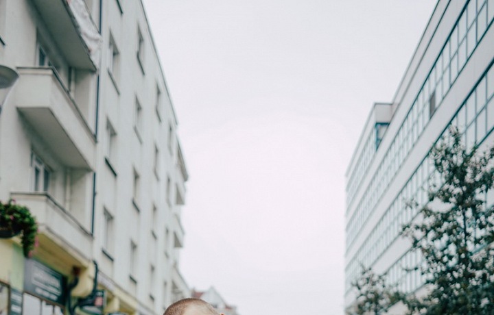 Talentovaný muzikant začínal zpíváním na ulici.