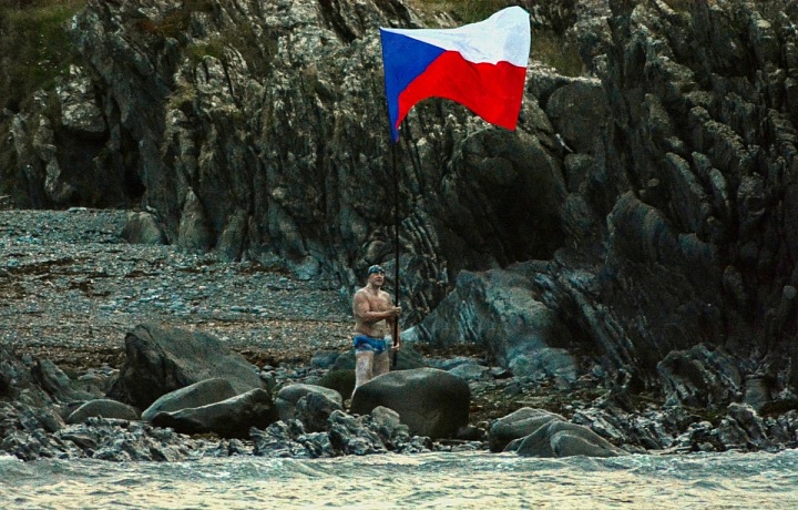 Po šestnácti hodinách plavání zapíchl Jaroslav hrdě českou vlajku na skotském pobřeží.