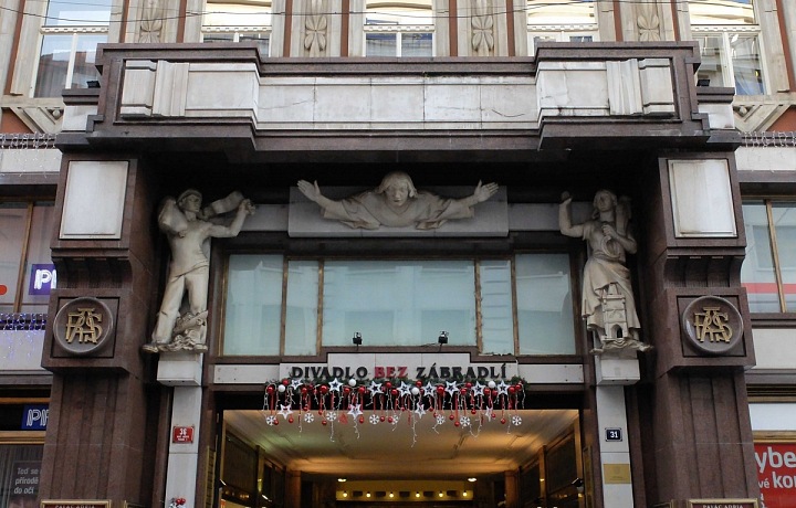 exteriér - vchod do průchodu