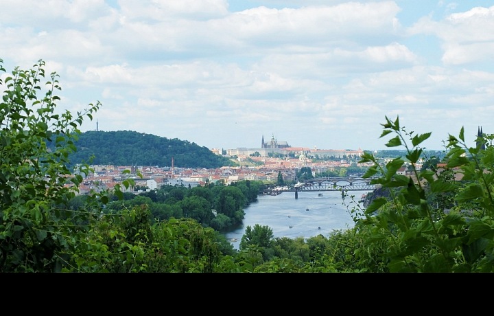 Výhled z Podolí na Pražský hrad