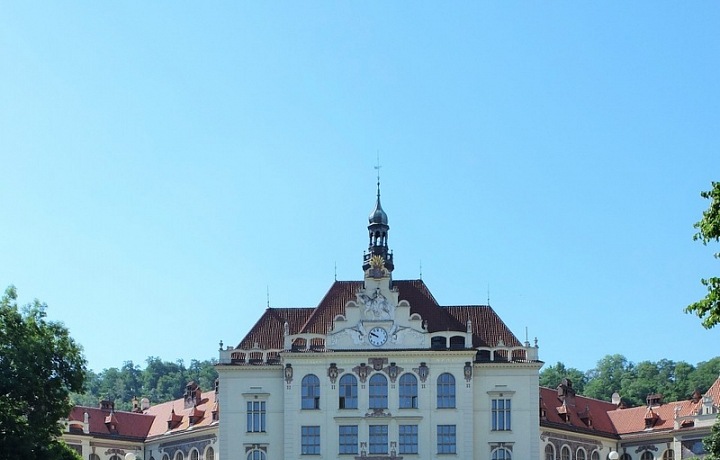 Luxusní budova secesní školy