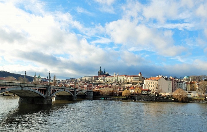 Pohled z Alšova nábřeží na Pražský hrad