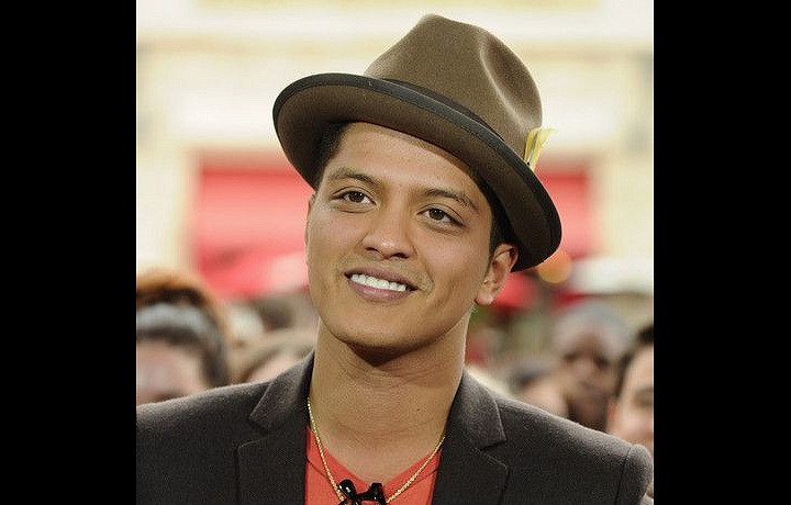 Že jsou klobouky trendy ví i Bruno Mars