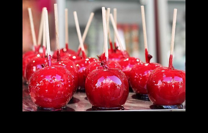 Zkaramelizované jablka jsou v Lunaparku oblíbenou pochoutkou.