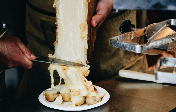Raclette je sýr, který se tradičně rozteče a podává na brambory