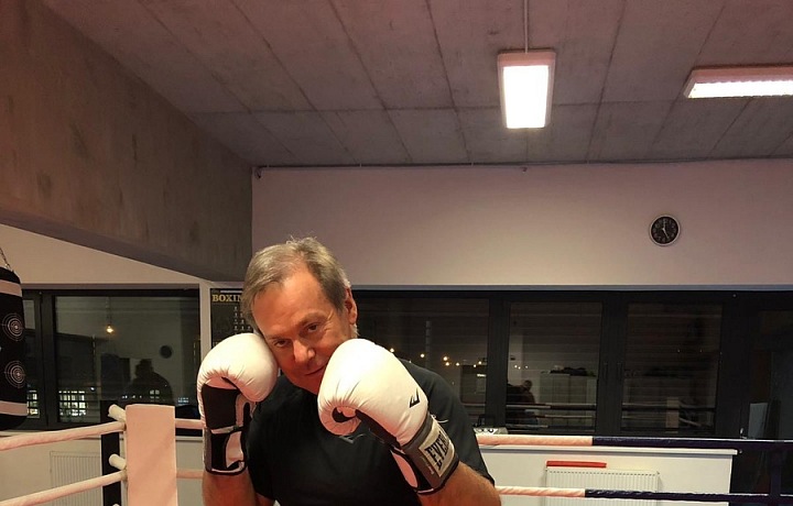 Neurochirurg je vášnivým sportovcem. 