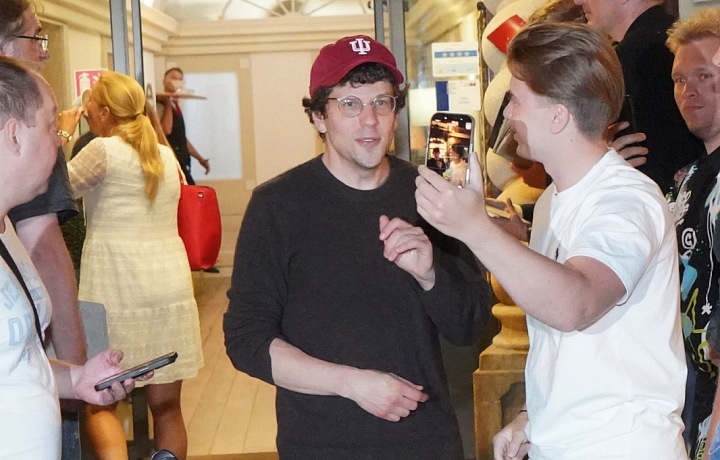 Hollywood actor Jess Eisenberg at KVIFF 2026.