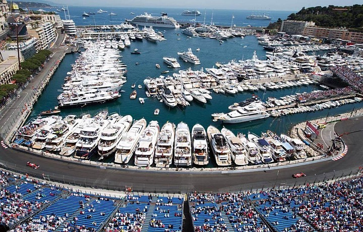 Grand Prix trasa, diváci a jachty