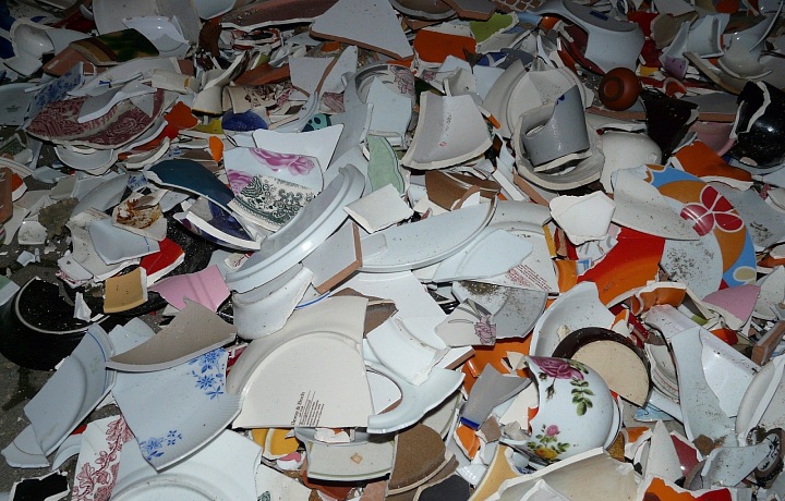 Polterabend - tradice, při které se rozbíjí porcelán
