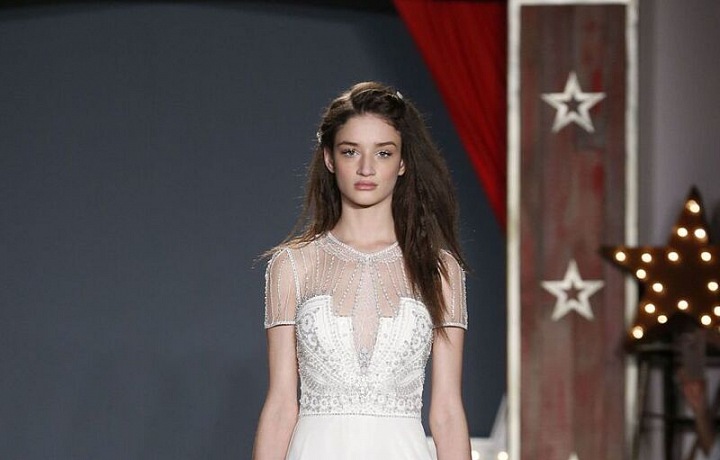 Detailně propracované šaty.