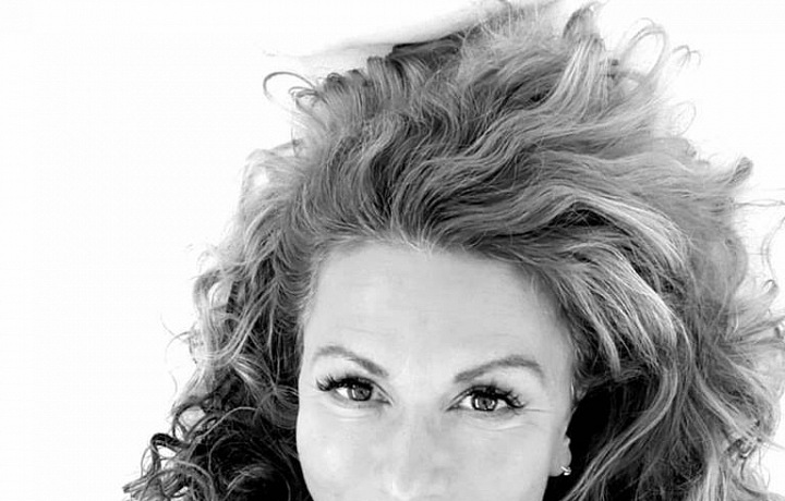 Zpěvačka se pomoci druhým věnuje přes deset let. 