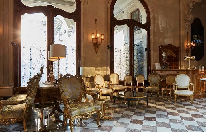 A fashion show was held at the Regina Hotel