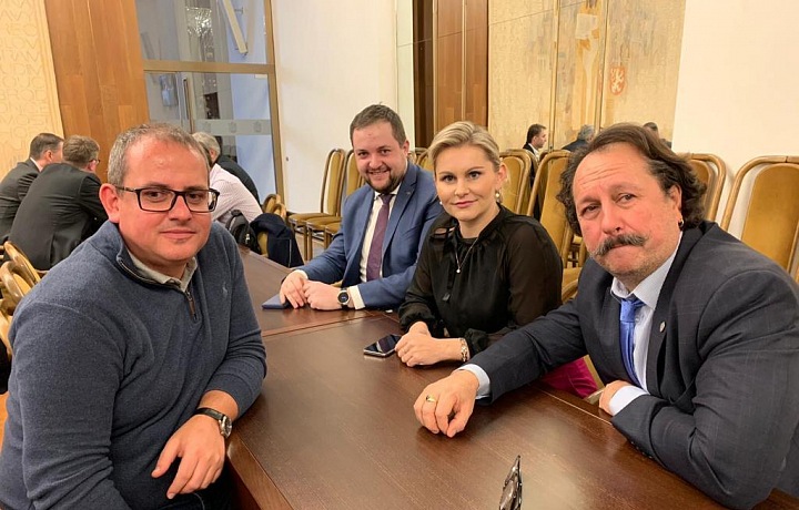 Poslankyně Taťána Malá s kolegy v práci